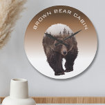 Relógio Grande Cabin Mountain Decor Urso Marrom<br><div class="desc">Esse design pode ser personalizado na área fornecida, alterando a foto e/ou o texto. Ou pode ser personalizado clicando em Personalizar este Modelo e, em seguida, escolhendo o clique para personalizar outra opção e excluir ou alterar a cor do plano de fundo, adicionar texto, alterar a cor ou estilo do...</div>