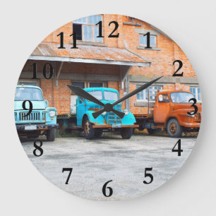 Relógio Grande caminhões oxidados velhos da fazenda no campo