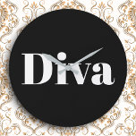 Relógio Grande Cantora de Ópera Diva Música Tema Preto Branco<br><div class="desc">Mantenha-se no tempo, fique na deixa e adicione um toque glamoroso à sua parede com este relógio ousado, que apresenta a palavra Diva em branco sobre preto. Com certeza vai acertar a nota certa com os amantes de música, este relógio marcante combina charme moderno com sua própria qualidade de estrela...</div>