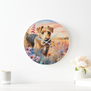 Relógio Grande Cão Airedale Terrier em uma campina de flores silv