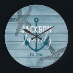 Relógio Grande Casa de Praia da Família Costeira de Peixes de Mad<br><div class="desc">Design de madeira azul russa e elegante. Sobreposição de selo de Starfish com gráfico sólido âncora. Nome da família personalizada em negrito sans serif font e na tipografia da família de scripts chic. Todo o texto é ajustável. Belo design para casa de praia, casa de férias, barco ou decoração doméstica...</div>