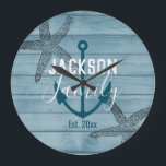 Relógio Grande Casa de Praia da Família Costeira de Peixes de Mad<br><div class="desc">Design de madeira azul russa e elegante. Sobreposição de selo de Starfish com gráfico sólido âncora. Nome da família personalizada em negrito sans serif font e na tipografia da família de scripts chic. Todo o texto é ajustável. Belo design para casa de praia, casa de férias, barco ou decoração doméstica...</div>