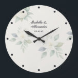 Relógio Grande Casamento Floral Elegante em Aquarela Personalizad<br><div class="desc">Adicione um toque de romance atemporal à sua casa com este relógio de parede elegante e personalizado. Com delicadas flores brancas e folhas verdes em estilo aquarela, este design botânico captura perfeitamente as estéticas populares de cottagecore suave e romântico moderno. As flores suaves são ancoradas de forma linda pela tipografia...</div>