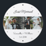 Relógio Grande Casamento Fotográfico do recem casados 2<br><div class="desc">Comemore seu dia especial com este elegante relógio de casamentos personalizado, projetado para mostrar seus momentos queridos. Este relógio apresenta uma bela colagem horizontal de duas fotos que você pode personalizar com suas fotos favoritas de casamento ou noivado. Abaixo do belo roteiro de "Recem casados", adicione seus nomes e a...</div>