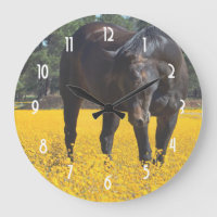 Cavalo de Baía num Campo de Flores Amarelas
