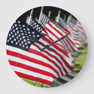 Relógio Grande Cemitério militar histórico com bandeiras dos E.