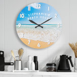 Relógio Grande Cena Tropical de Praia da Casa da Praia Personaliz<br><div class="desc">Cena Tropical de Praia da Casa da Praia Personalizada - Grande Relógio. Este relógio náutico é perfeito para uma casa costeira. Esta design da praia mostra a areia do mar. Personalize com seu próprio nome ou texto.</div>
