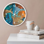 Relógio Grande Chic glam agate aquarela turquesa laranja<br><div class="desc">Números gráficos brancos sobrepõem uma água rica, vírgula, dourada veinada, azul turquesa e abstrato amarelo laranja neste elegante, moderno relógio de parede. Sua escolha de um relógio quadrado ou redondo. Faz uma declaração bem-vinda e na moda onde quer que esteja pendurada. Um excelente adicional à sua sala de estar ou...</div>