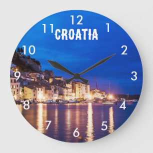 Relógio Grande Cidade croata de Sibenik durante a noite