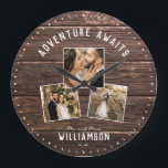 Relógio Grande Colagem de Fotos de Casamento Russo Moderno Keepsa<br><div class="desc">O relógio moderno de 3 fotos de colagem de casamento com uma mensagem personalizável lendo agora ADVENTURE AWAITS com 3 quadros de fotos favoritas embaixo de um fundo de madeira com estilo arruinado (impresso). Faça de si mesmo adicionando seu nome de família e ano estabelecidos abaixo. Presente de manutenção exclusivo...</div>