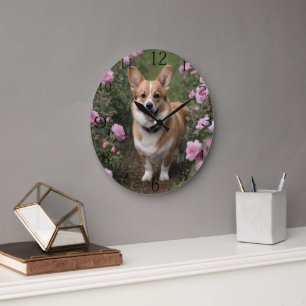 Relógio Grande "Companheiro charmoso: um Corgi em um jardim rosa