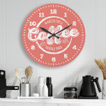 Relógio Grande Cor Personalizada do Monograma de Bar do Café da C<br><div class="desc">Coffee House Monograma de Bar Personalizado Clock Grande. Relógio personalizado de cozinha com nome personalizado no estilo do quadro de discussão tradicional com duas áreas de texto personalizadas que você pode personalizar para fazer disso seu próprio estilo. Clique em personalizar ainda mais para acessar o seletor de cores manuais e...</div>