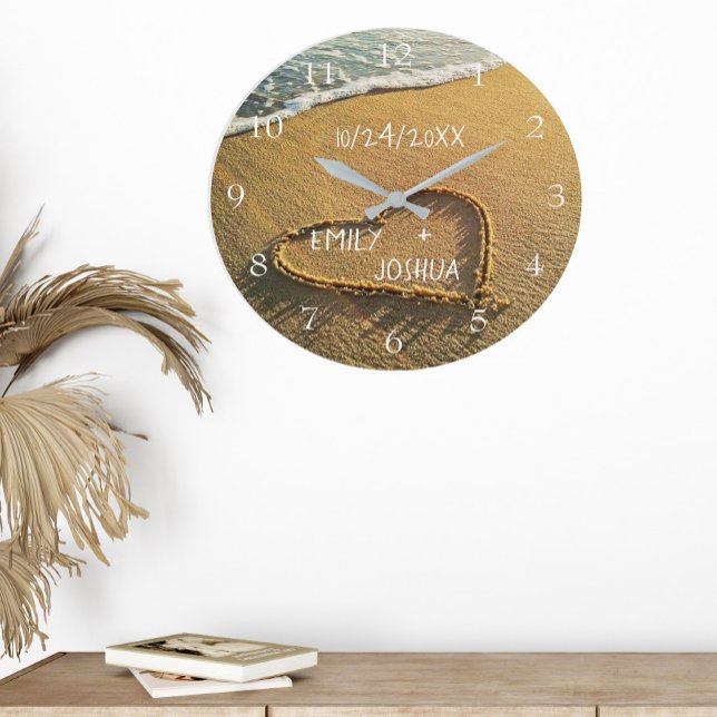 Relógio Grande Coração no Oceano Tropical de Sand Beach (Criador carregado)