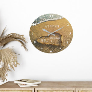 Relógio Grande Coração no Oceano Tropical de Sand Beach