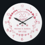 Relógio Grande Corações de 20 Casamento de Aniversário<br><div class="desc">Celebre um aniversário de casamento de um marco com este lindo e elegante relógio de parede com um design com corações vermelhos e cor-de-rosa.</div>