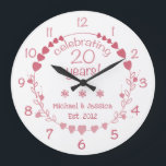Relógio Grande Corações de 20 Casamento de Aniversário<br><div class="desc">Celebre um aniversário de casamento de um marco com este lindo e elegante relógio de parede com um design com corações vermelhos e cor-de-rosa.</div>