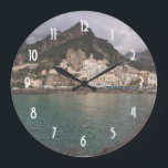 Relógio Grande Costa do Marfim, Itália<br><div class="desc">Uma bela fotografia do charmoso pitoresco entre a costa de Itália,  com a ilustre cidade litorânea na vista de cheio abaixo das montanhas. A foto tem uma sensação de mau humor.</div>