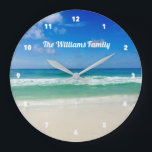 Relógio Grande Costela da Casa de Praia<br><div class="desc">Uma bela fotografia de praia tirada no destino ideal de férias de Destin,  Flórida. As maravilhosas águas verdes de Sandestin se lavam até a costa arenosa sob céus azul sereno para fazer a foto perfeita das férias. Personalize este bonito relógio de parede com o seu sobrenome.</div>