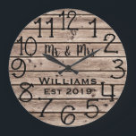 Relógio Grande Costume personalizado rústico da madeira de Brown<br><div class="desc">As características de design personalizadas bonitas, originais, um--um-amáveis uma madeira marrom falso-rústica com personalização preta seu e seus nomes em uma folha de prova da pia batismal do roteiro projetam e o sobrenome e o ano estabelecidos em um roteiro corajoso com um fundo de madeira impresso do efeito. Personalize este...</div>