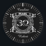 Relógio Grande crista pérola do 30 de aniversário de casamento<br><div class="desc">Uma design romântica para comemorar seu 30 ano de casamento. Se você quiser alguma ajuda para personalizar este design, por favor, entre em contato comigo, eles podem pedir a este botão do designer, logo abaixo deste texto. Esta crista de 30 anos de aniversário de casamento tem o texto pérola, já...</div>
