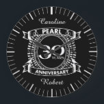 Relógio Grande crista pérola do 30 de aniversário de casamento<br><div class="desc">Uma design romântica para comemorar seu 30 ano de casamento. Se você quiser alguma ajuda para personalizar este design, por favor, entre em contato comigo, eles podem pedir a este botão do designer, logo abaixo deste texto. Esta crista de 30 anos de aniversário de casamento tem o texto pérola, já...</div>