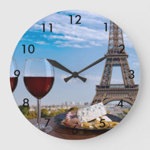 Relógio Grande Dois copos de vinho no café em Paris