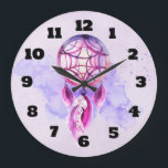 Relógio Grande Dreamcatcher cor-de-rosa no Splatter roxo da<br><div class="desc">Um pulso de disparo tribal do estilo com um design temático do nativo americano criou com aguarelas. Um dreamcatcher cor-de-rosa da aguarela com uma aro webbed e umas penas delicados que penduram para baixo. Grupo sobre um splatter roxo da pintura da aguarela com uma luz - fundo roxo. A face...</div>