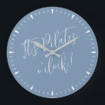 Relógio Grande É o Pilates O' Clock Diversão do Script Azul<br><div class="desc">É Pilates O' Clock Diversão de Relógio Blue Script Time Wall Clock - cores totalmente personalizáveis,  use a ferramenta design para fazer as alterações que você quiser. presente divertido para qualquer amante de Pilates,  fã de Pilates,  instrutor de Pilates ou como decorador de estúdio de Pilates.</div>