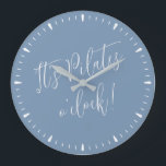 Relógio Grande É o Pilates O' Clock Diversão do Script Azul<br><div class="desc">É Pilates O' Clock Diversão de Relógio Blue Script Time Wall Clock - cores totalmente personalizáveis,  use a ferramenta design para fazer as alterações que você quiser. presente divertido para qualquer amante de Pilates,  fã de Pilates,  instrutor de Pilates ou como decorador de estúdio de Pilates.</div>