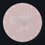 Relógio Grande É Pilates O' Clock Diversão Rosa Script Wall Clock<br><div class="desc">É Pilates O' Clock Divertido Blush White Script Workout Wall Clock - cores totalmente personalizáveis,  use a ferramenta design para fazer as alterações que desejar. presente divertido para qualquer amante de Pilates,  fã de Pilates,  instrutor de Pilates ou como decorador de estúdio de Pilates.</div>