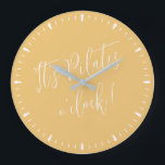 Relógio Grande É Pilates O'Clock Divertido Ouro Amarelo<br><div class="desc">É Pilates O' Clock Fun Blush Ouro Yellow White Script Workout Time Wall Clock - cores totalmente personalizáveis,  use a ferramenta design para fazer as mudanças que você quiser. presente divertido para qualquer amante de Pilates,  fã de Pilates,  instrutor de Pilates ou como decorador de estúdio de Pilates.</div>