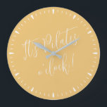 Relógio Grande É Pilates O'Clock Divertido Ouro Amarelo<br><div class="desc">É Pilates O' Clock Fun Blush Ouro Yellow White Script Workout Time Wall Clock - cores totalmente personalizáveis,  use a ferramenta design para fazer as mudanças que você quiser. presente divertido para qualquer amante de Pilates,  fã de Pilates,  instrutor de Pilates ou como decorador de estúdio de Pilates.</div>