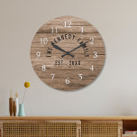 Relógio Grande Família de fazendeiros Russos Brown Barnwood<br><div class="desc">Relógio de família com um fundo de madeira rústico para a decoração da cozinha. Personalize com o nome da família e estabeleça o ano para um relógio único de parede de uma fazenda.</div>