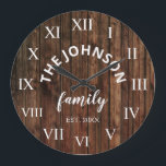 Relógio Grande Família Personalizada de Madeira Nome Farmhouse Ru<br><div class="desc">O relógio do estilo da fazenda de madeira marrom é perfeito para a cozinha da fazenda. Personalize com seu nome de família e o ano estabelecido para um aniversário ou presente de Natal exclusivo e personalizado.</div>