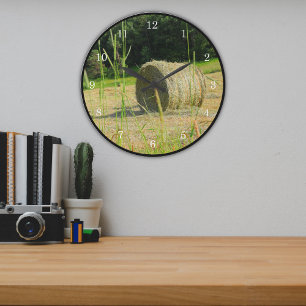 Relógio Grande Fardos Redondos no Verão Cena do Campo de Feno dos