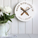 Relógio Grande Feita com amor na padaria de uísque da Nana<br><div class="desc">Design de relógio de padaria simples, limpo e de estilo mínimo com "feito com amor na cozinha da Nana". Os padeiros naturais de madeira falsa que rolam o pino e o design de whisk atravessam-se e são colocados no centro do relógio. Personalizar com as iniciais do monograma. Presente perfeito para...</div>
