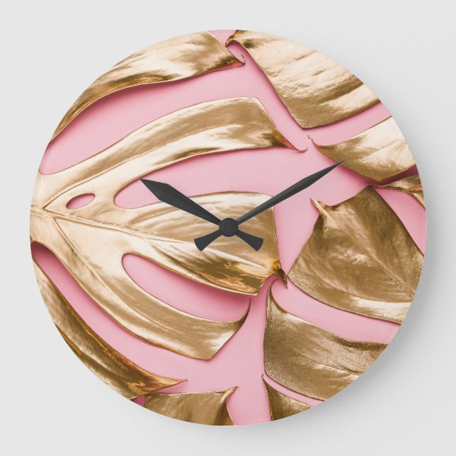 Relógio Grande Folhas Douradas de Monstera: Pastel Rosa. (Frente)