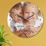 Relógio Grande Foto da família<br><div class="desc">Este relógio de na moda apresenta uma foto de família,  com uma elegante tipografia de script. Facilmente personalizável com sua foto e seu nome. Faz uma família excelente de manutenção e um presente para os avós.</div>