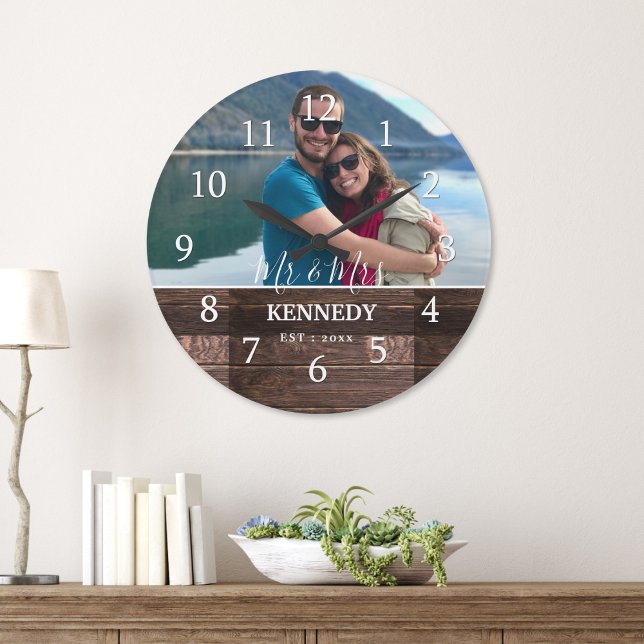 Relógio Grande Foto do Aniversário do Casamento de Madeira Russo  (Personalized Rustic Wood Wedding Anniversary Photo Large Clock,)