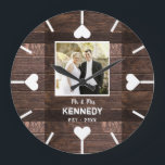 Relógio Grande Foto do Aniversário do Casamento Personalizado da<br><div class="desc">Relógios de casamento para personalizar com a foto do casal e o sobrenome. O fundo de madeira rústica adiciona um olhar de canto. Um presente de excelente para casamentos,  aniversários,  e novo aquecimento doméstico.</div>