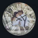 Relógio Grande Foto Personalizada de Casal de Casamento Rústico<br><div class="desc">Celebre seu amor eterno com este belo relógio de fotos personalizado, um presente perfeito para casamentos, aniversários ou uma nova casa. O design inspirado no estilo rústico apresenta uma encantadora foto de um casal recém-casado em um ambiente natural, complementada por numerais romanos clássicos em uma face redonda. Personalize-o facilmente fazendo...</div>