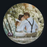 Relógio Grande Foto personalizada de casamento com caligrafia mod<br><div class="desc">O design tem um quadro retangular branco no lado inferior e textos de caligrafia modernos que podem ser personalizados de acordo com sua preferência. Substitua a foto no centro por sua própria foto de casamento. Vai fazer um adorável costume de presentes de casamento para seus hóspedes ou para seu próprio...</div>