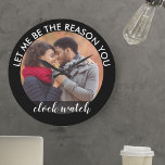 Relógio Grande Foto personalizada Deixe-me ser o motivo pelo qual<br><div class="desc">Relógio de fotos personalizado - carregue uma de suas fotos favoritas para criar seu próprio presente romântico e único. O texto que enquadra a sua imagem diz "deixe-me ser a razão pela qual você vê o relógio" na impressão moderna e na caligrafia manuscrita. O design tem uma paleta colorida de...</div>