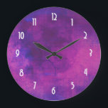 Relógio Grande Fundo roxo e cor-de-rosa do abstrato da aguarela<br><div class="desc">Um design de vista funky do pulso de disparo em um fundo roxo e cor-de-rosa da aguarela. Estas aguarelas vibrantes misturam e misturam junto criar um design simples,  minimalista,  vibrante,  dinâmico. Os números de pulso de disparo estão em uma pia batismal branca do art deco.</div>