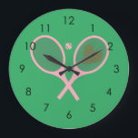 Relógio Grande Garota do Jogador de Tênis do Pastel Racquets<br><div class="desc">Coletes de Tênis cor rosa clássicos e elegantes, com cor rosa pré-pidinha, com coração para ela | Tênis de Verão. Presente para o tênis player, tênis de raquete cor-de-rosa num fundo branco. Presente personalizado para um jogador de tênis. Trendy tênis jogadores em casa. Presentes modernos de jogador de tênis. Legal...</div>