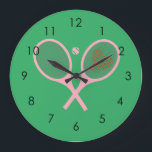 Relógio Grande Garota do Jogador de Tênis do Pastel Racquets<br><div class="desc">Coletes de Tênis cor rosa clássicos e elegantes, com cor rosa pré-pidinha, com coração para ela | Tênis de Verão. Presente para o tênis player, tênis de raquete cor-de-rosa num fundo branco. Presente personalizado para um jogador de tênis. Trendy tênis jogadores em casa. Presentes modernos de jogador de tênis. Legal...</div>