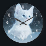 Relógio Grande Gatinho branco e bonito com olhos azuis Bonito<br><div class="desc">Um relógio com uma fotografia adorável de um gatinho branco de cabelos curtos com olhos azuis brilhantes. Estreitando à distância. As patas cruzaram à moda típica de gatinhos.</div>
