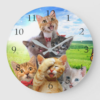 Relógio Grande Gatinhos engraçados em campo verde.