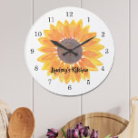 Relógio Grande Girassol Amarelo Personalizado<br><div class="desc">Brilhe seu dia com este encantador relógio floral com um girassol de cor d'água original e uma simples face de relógio. Facilmente personalizável com seu nome. Use a opção Personalizar mais para alterar o tamanho, o estilo ou a cor do texto, se desejar. Porque nós criamos nosso próprio trabalho de...</div>