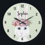 Relógio Grande Girls Whimsical Floral Watercolor Rabbit e Nome<br><div class="desc">Este relógio de criança brilhante e moderno apresenta um belo coelho pintado à mão com uma coroa floral, e um fundo personalizável. Este design floral de aquarela também apresenta um lugar para você adicionar o nome de sua garota. Perfeito para o quarto de qualquer criança ou o berçário do bebê!...</div>